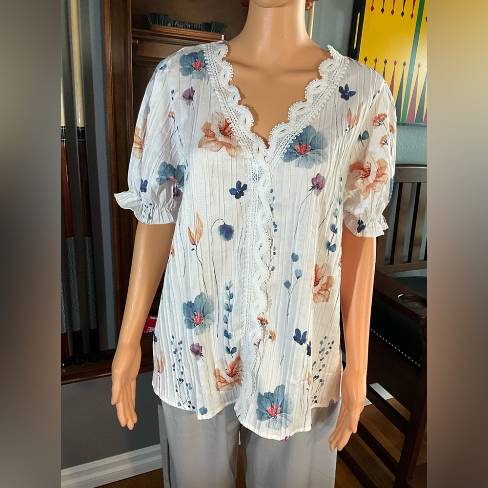 NWOT beautiful short sleeve floral top